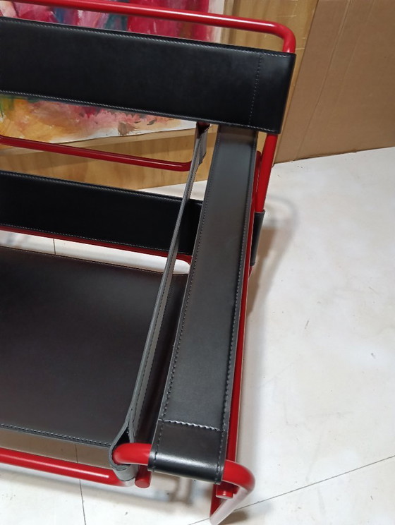 Image 1 of Bolso Knoll Wassily B3 rojo mate, nuevo-usado, en piel negra, de Marcel Breuer.