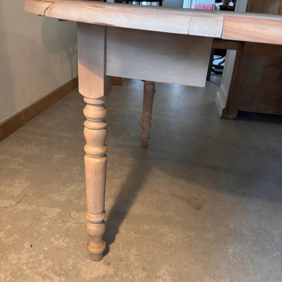 Image 1 of Ronde tafel met verlengstukken