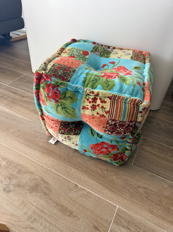 Image 1 of KARE Design Patchwork-Würfelpouf – Bunte florale Samt-Ottomane