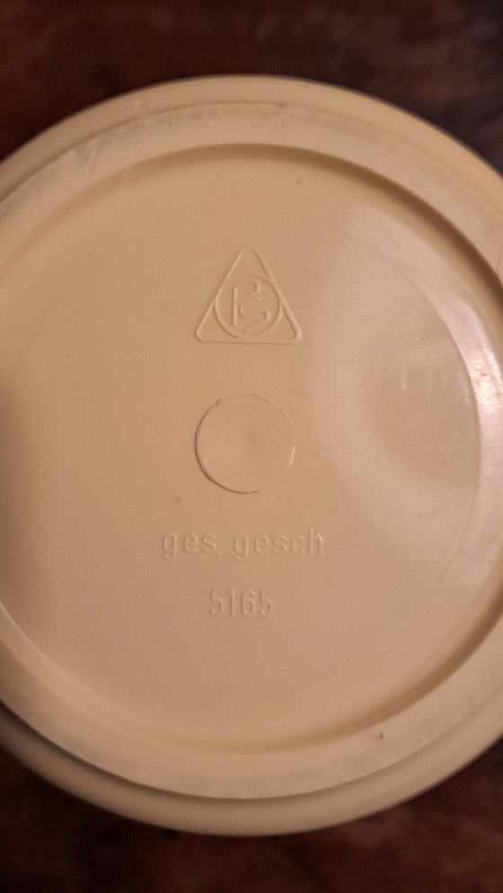 Image 1 of 2 jarras negras y amarillas (grande y pequeña) de melamina