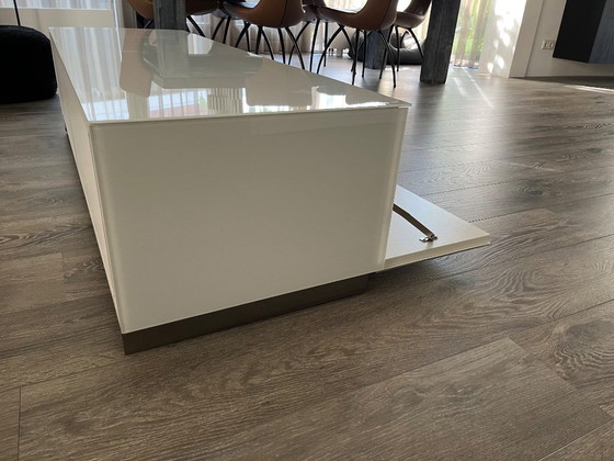 Image 1 of Munari design TV-meubel – wit met glasafwerking – 150 cm – verrijdbaar