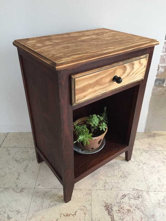 Image 1 of Nachtkastje met kompasvormige poten