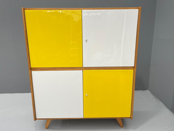 Image 1 of Armoire U-450 en placage de chêne, variante jaune et blanche, Jiří Jiroutek pour Interiér Praha, années 1960