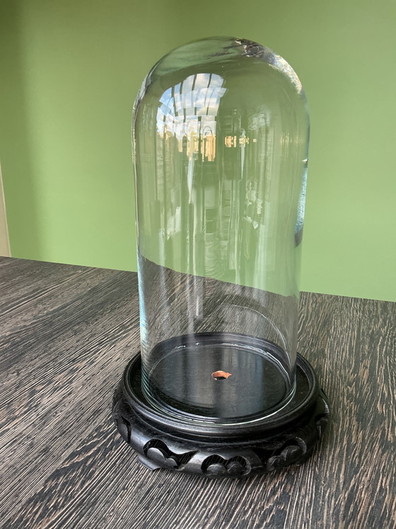 Image 1 of Estatua de porcelana de la Virgen María bajo una cúpula de cristal.