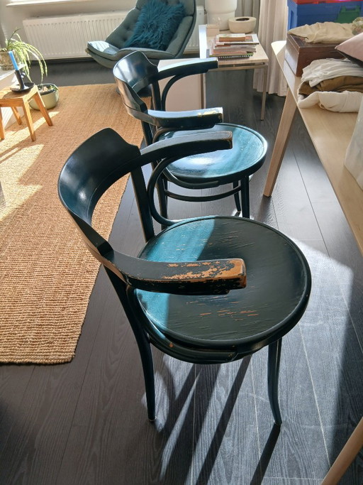 Zwei Thonet Stühle.