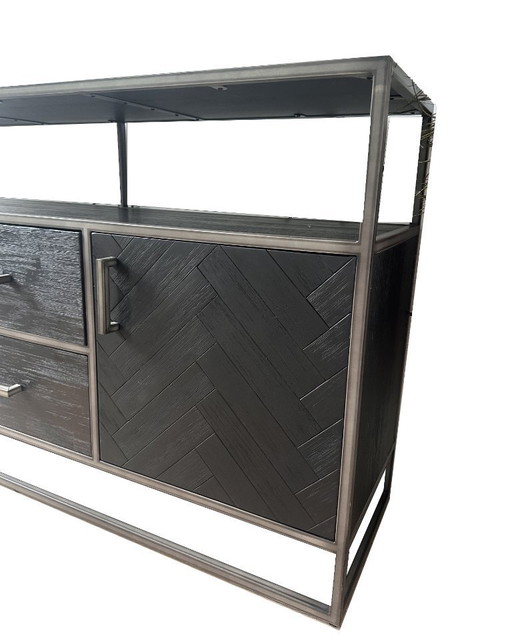 Credenza moderna con struttura in metallo