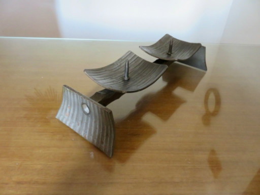 "Brutalistische" kandelaar van onbewerkt gesmeed en gehamerd staal, 1960 – kandelaars en kaarsen, Iron