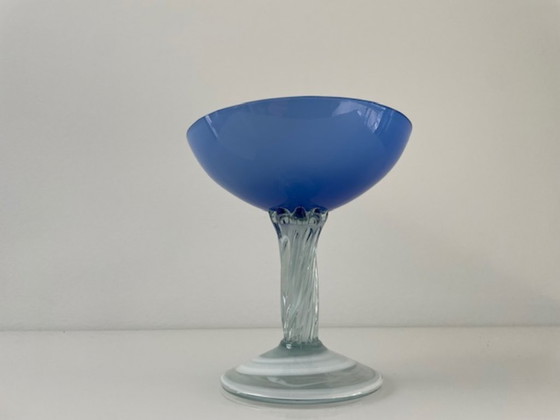 Image 1 of Gobelet vintage italien en verre de Murano – bleu et blanc – fait main