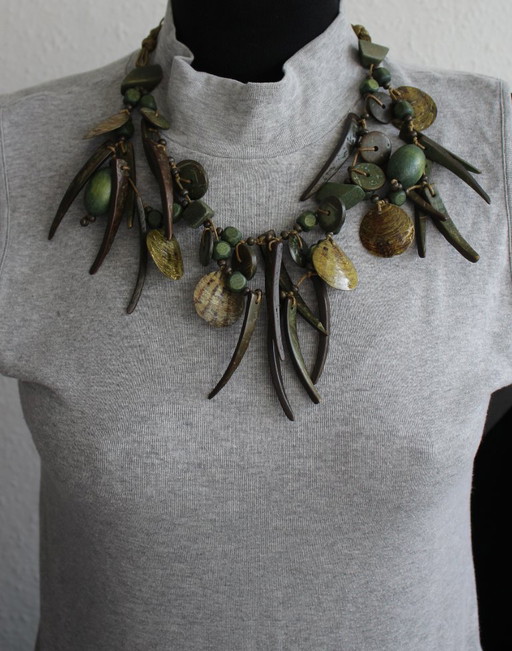 Opvallende halsketting, groene houten schelpen, extravagant, modern, handgemaakt