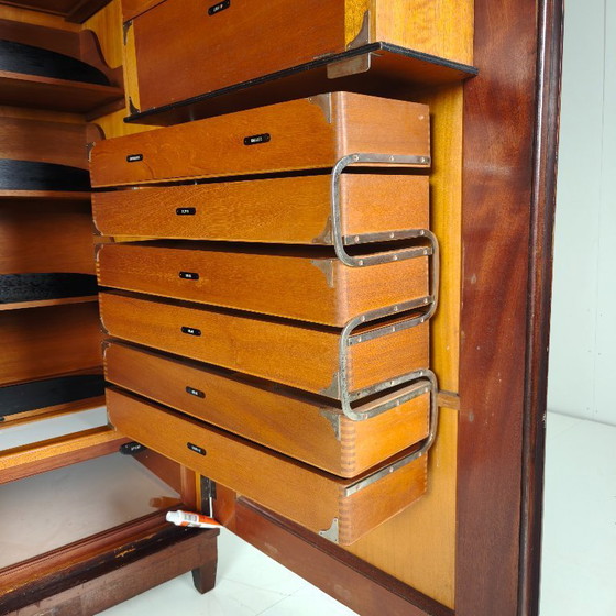 Image 1 of Armadio da uomo Compactom Ltd modello JCH con cassetti segreti – Inghilterra, ca. 1920