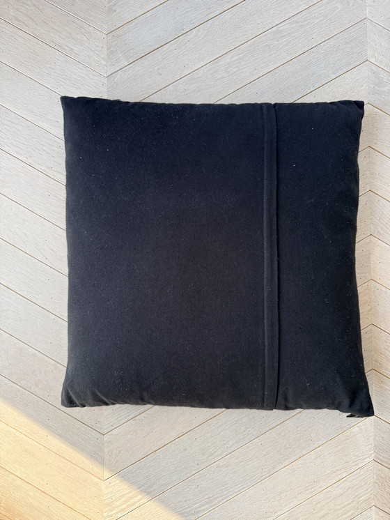 Image 1 of By Nord, groot donkergrijs/zw kussen met hertenkop