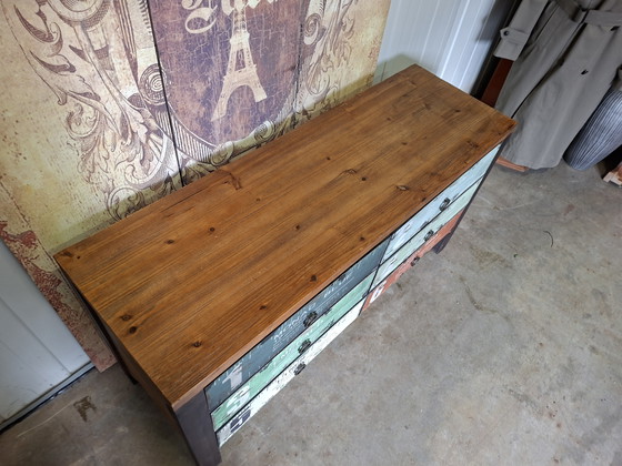 Image 1 of Cassettiera, comò e mobile TV in legno colorato, dall'aspetto industriale. Dimensioni: 121x40 cm e 64 cm di altezza.