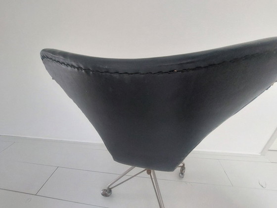 Sedia da ufficio Arne Jacobsen Series 7, nera, Fritz Hansen, Sedie da ufficio, Pelle, Metallo, Nero (foto 7 di 7)