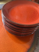 Piatto da portata con lava incandescente e piattini.