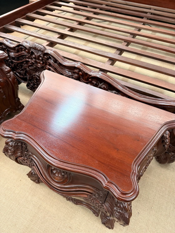 Lit King Size Néo-Baroque richement sculpté avec tables de chevet assorties – Meubles, Wood (photo 5 of 10)