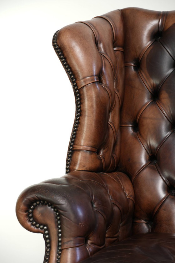 Charaktervoller alter englischer Chesterfield Ohrensessel aus Rindsleder mit schöner Patina und Details (photo 10 of 13)