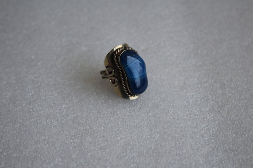 Bague bohème imposante, fabriquée à la main en argent alpaga avec une grande pierre semi-précieuse bleue. Taille ajustable.