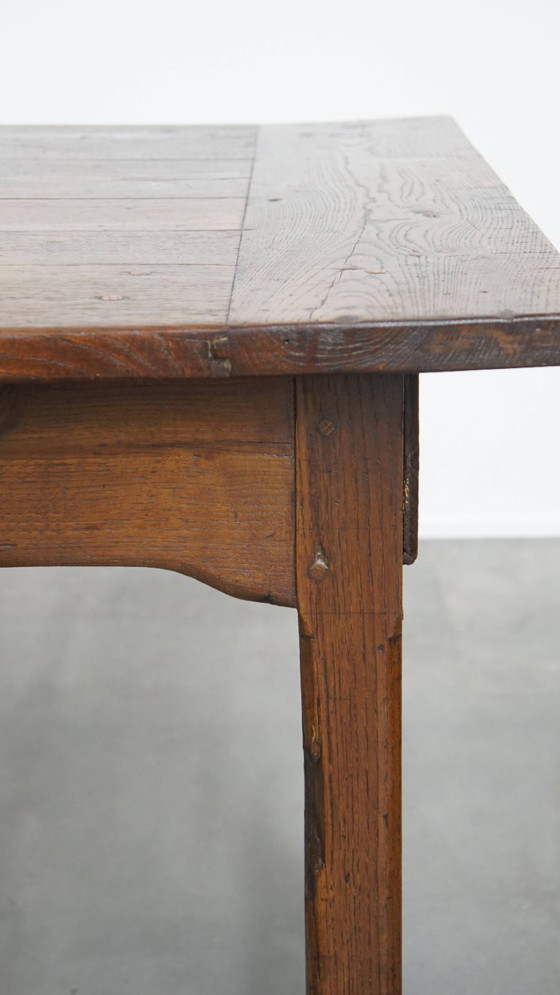 Image 1 of Ancienne table de salle à manger paysanne en châtaignier pour 4 à 6 personnes avec deux tiroirs du début du 19ème siècle