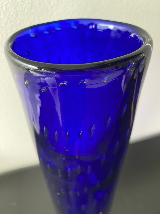 Grote vintage kobaltblauwe Scandinavische vaas van bubbelglas van het merk Magnor. – Vazen (photo 7 of 15)