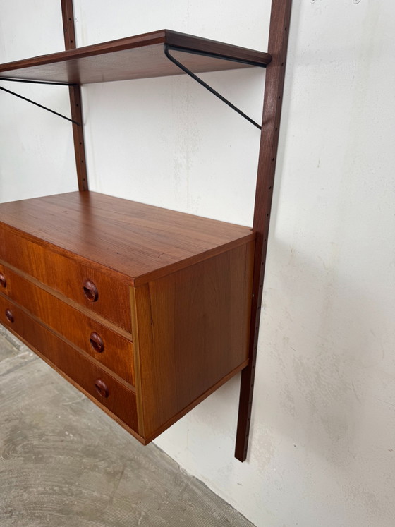 Image 1 of Deens teakhouten wandsysteem – minimalistisch modulair ontwerp