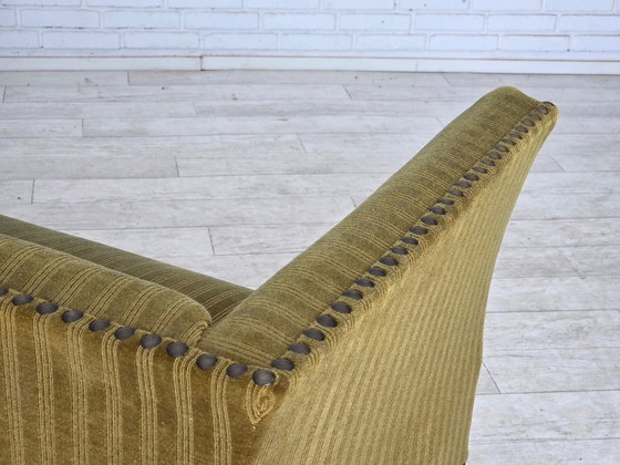 Image 1 of Dänisches 2-Sitzer-Sofa aus den 1970er Jahren, originaler grüner Möbelveloursbezug.