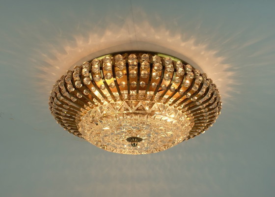 Image 1 of Lámpara de techo de mediados de siglo de la década de 1960, lámpara de techo de latón y vidrio, estilo Hollywood Regency.