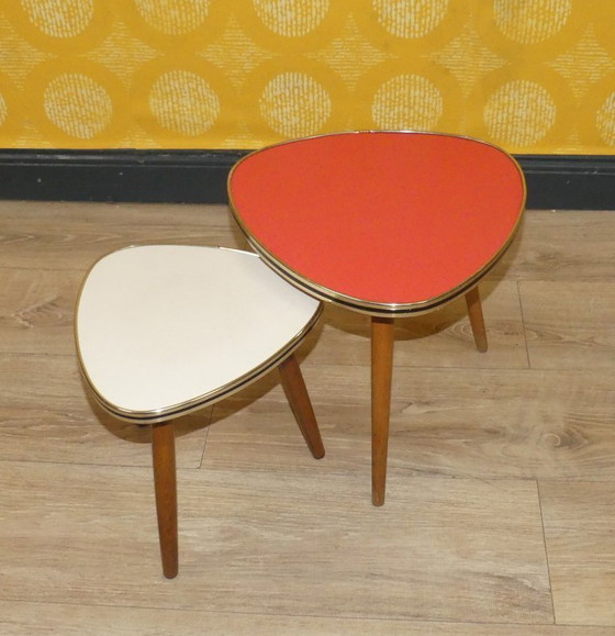 Image 1 of Taburete de flores original de los años 50 y 60 Resopal Rojo Ø34 H32 Mesa riñón con decoración retro