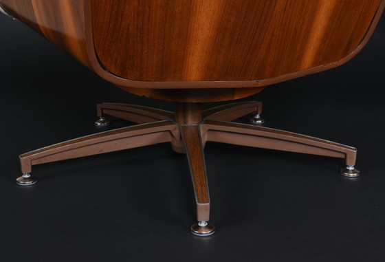 Image 1 of Silla giratoria e inclinable con capitoné blanco estilo George Mulhauser restaurada con otomana