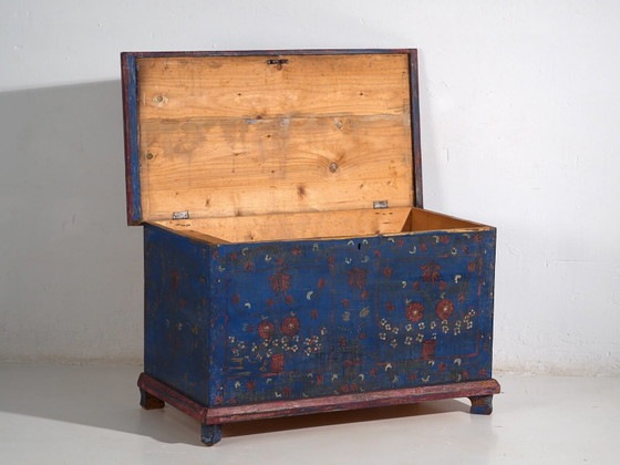 Antike marineblaue Truhe mit Blumendetails (ca. 1920) #94 – Aufbewahrungsschrank (photo 24 of 40)