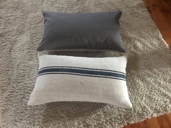 Cuscini Mid-Century in Sacco di Grano Ungherese e Lino con Striscia Blu Navy, Set di 2, Mid Century Modern (foto 4 di 5)