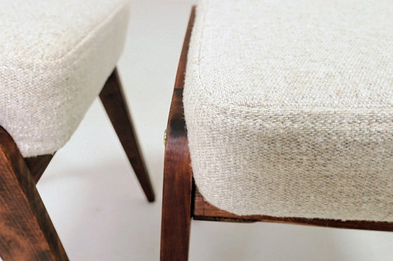 Image 1 of Par de taburetes de madera tapizados en tela beige.