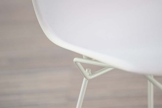 Image 1 of Knoll Plastic Side Chair Ontvangststoel