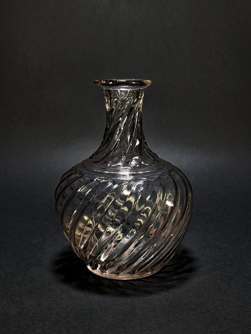 Decanter in vetro vintage con motivo a spirale.