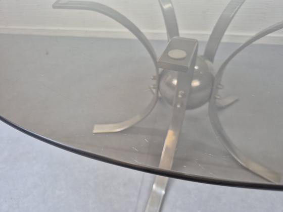 Image 1 of Table basse « Sputnik ». Table vintage en verre fumé avec finitions chromées.