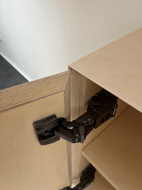 Image 1 of Entwurf eines schwebenden Wandschranks aus Birkensperrholz