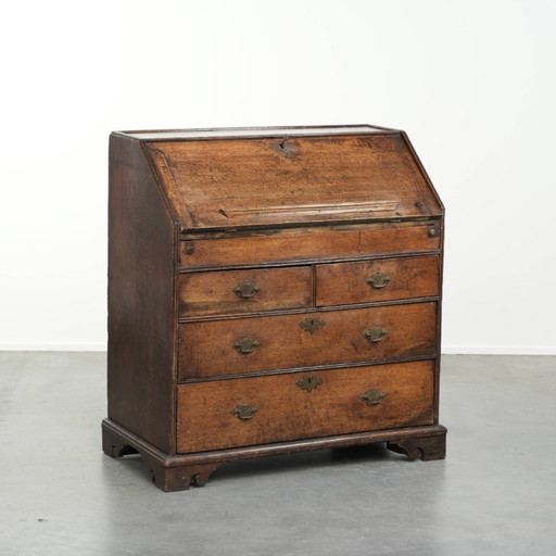 Prachtig antieke Engelse eikenhouten secretaire uit begin 18e eeuw met een mooi, sierlijk en elegant gebogen interieur