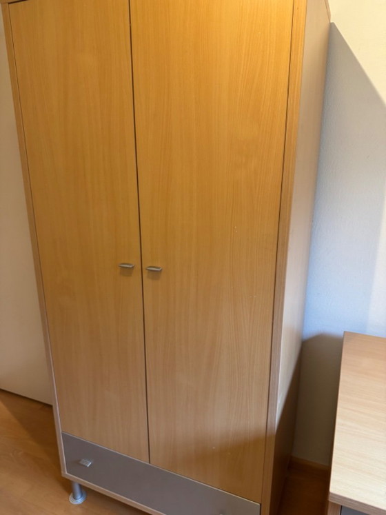 Conjunto completo de dormitorio/despacho: armario, escritorio, mesita de noche y estante de pared. – Muebles (photo 6 of 6)