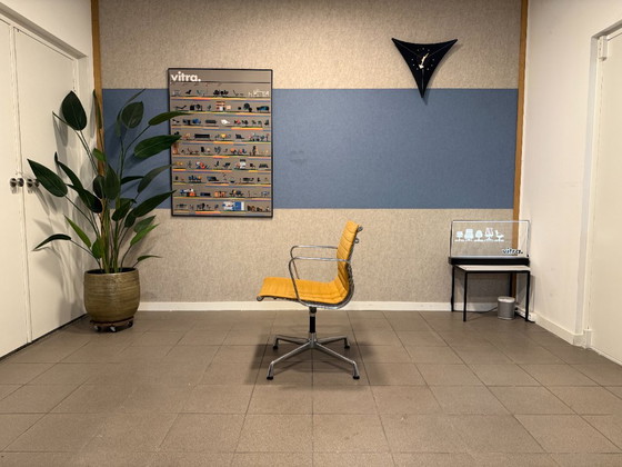 Vitra | Eames | EA107 | Hopsak Naranja | 2 unidades – Sillas de conferencia, Textil, Aluminio (photo 3 of 16)