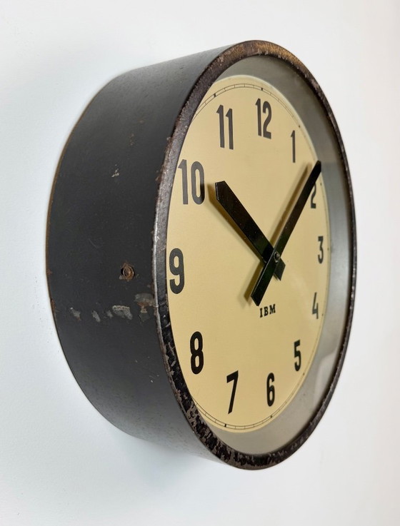 Horloge murale industrielle noire d'IBM, années 1950 – Pendules, Glass, Iron (photo 5 of 16)