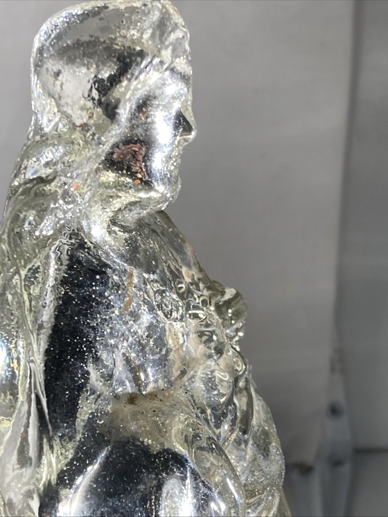 Image 1 of Statuetta in vetro eglomizzato raffigurante Cristo che regge il Sacro Cuore, XIX secolo