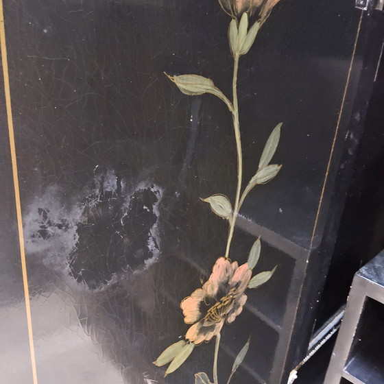 Image 1 of Vintage Chinese zwarte lakkast vogels en bloemen /  bohemian / oosterse / Aziatische kast (bruidskast)