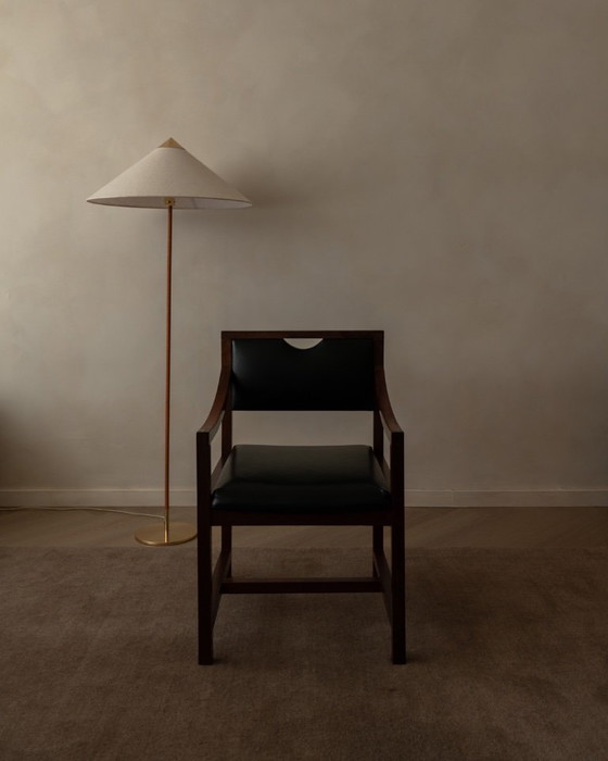 Image 1 of Poltrona vintage in legno e similpelle skai nera, stile scandinavo