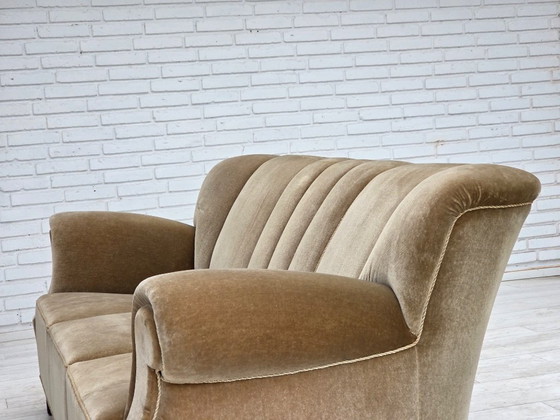 Image 1 of Deense driezitsbank uit de jaren 60, bekleed met groen meubelvelours en voorzien van eikenhouten poten.