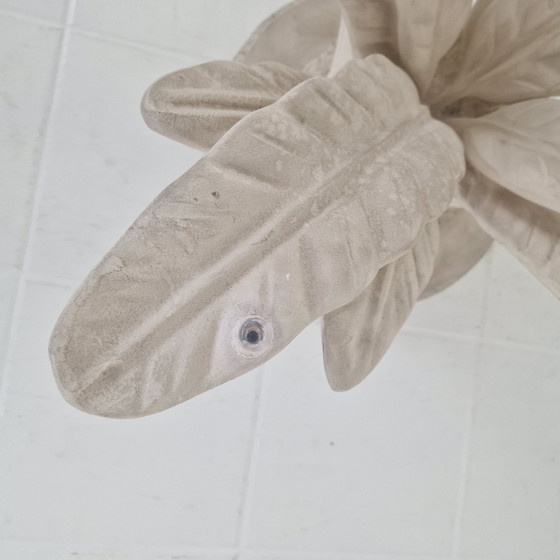 Image 1 of Mesa de centro italiana "Flor" de yeso con placa redonda tallada en facetas, años 70