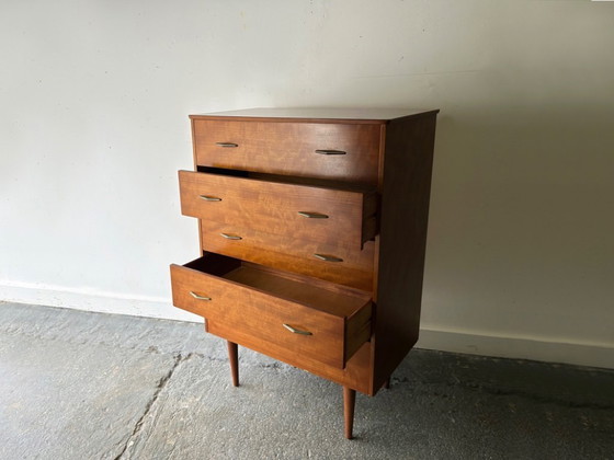Image 1 of Vintage ladekast van notenhout met messing handgrepen uit het midden van de 20e eeuw, jaren 1950-1960.