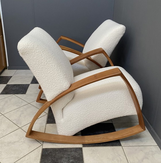 Image 1 of Deux grands fauteuils à bascule très confortables, retapissés en bouclette blanche.