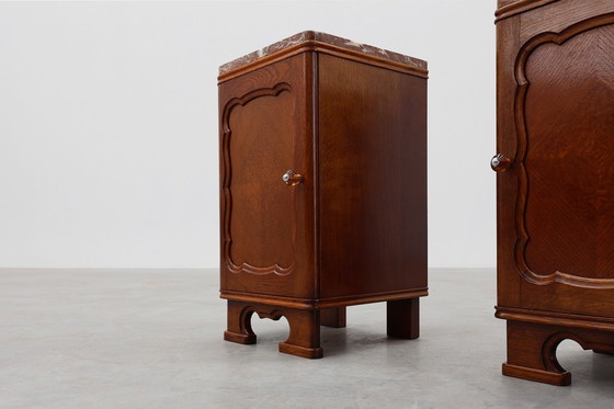 Image 1 of Paar Art Deco nachtkastjes van eikenhout met marmeren blad, Frankrijk ca. 1925