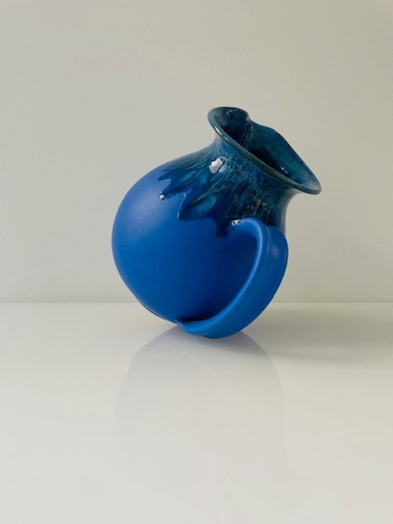 Image 1 of Pichet en céramique bleu cobalt à glaçure expressive
