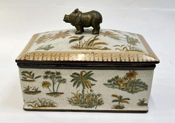 Image 1 of Boîte à bijoux rectangulaire unique en porcelaine, ornée d'un hippopotame en bronze.