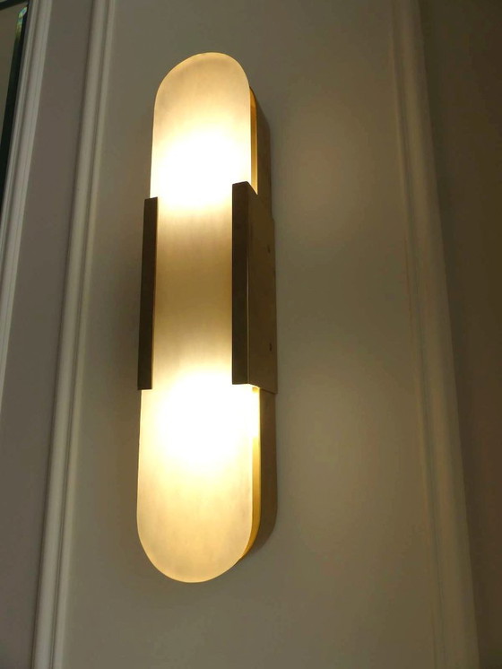 Image 1 of Set aus 2 Wandleuchten „Elongated Melange“ aus Messing und Naturalabaster von VISUAL COMFORT, entworfen von Kelly Wearstler